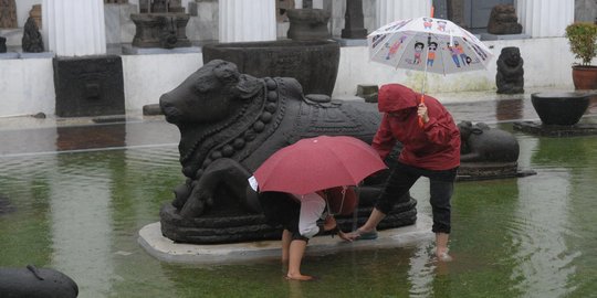 Kebanjiran, Museum Nasional tutupi arca dengan plastik