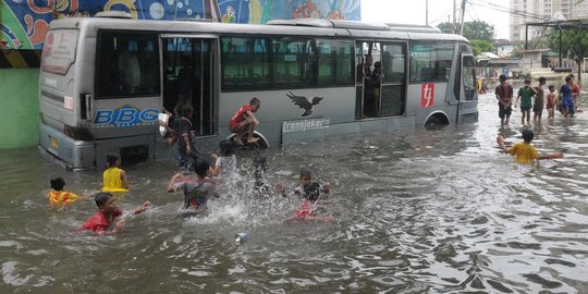 Ketika banjir di Gunung Sahari jadi 'water boom' dadakan