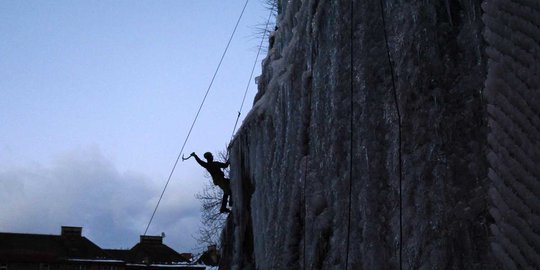 Aksi ekstrem pria Ceko panjat dinding beku di Liberec