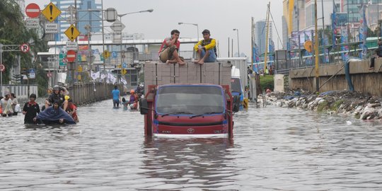 Banjir dan pelabuhan perkeruh hambatan distribusi di Jakarta