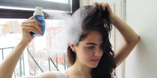 Yuk, Kenali Dry Shampoo dan Manfaatnya untuk Kesehatan Rambut!