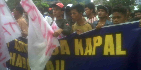 Dilarang tangkap ikan dengan pukat trawl, nelayan geruduk DPR Aceh