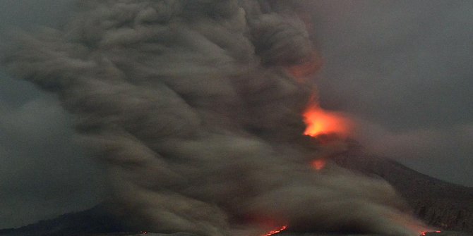 Potret dahsyat erupsi Gunung Sinabung, letusan abu hingga 3,5 km