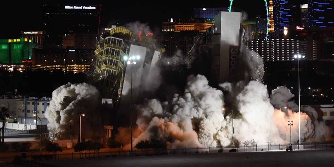 Menyaksikan peruntuhan gedung Hotel & Kasino Clarion di Las Vegas