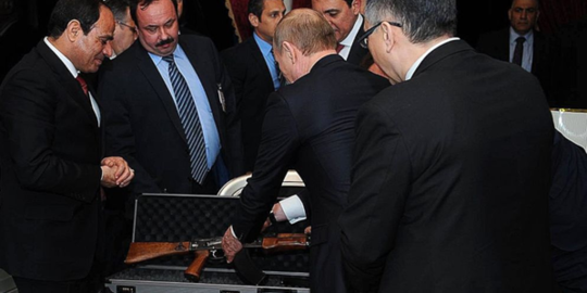 Putin hadiahkan senapan AK-47 buat presiden Mesir