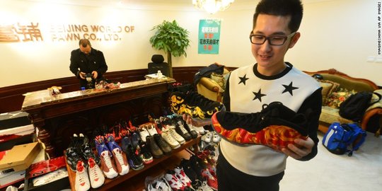 Demi bayar apartemen, pria ini gadai koleksi sepatu Nike Air Jordan