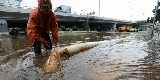 Dua pompa dari PU keringkan banjir di Grogol