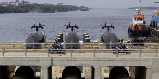 Ketinggian air di Waduk Pluit menurun