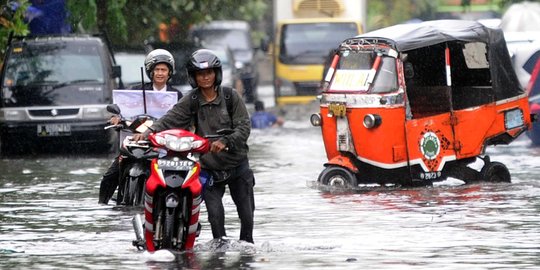 6 Tips aman cegah motor mogok saat terobos banjir