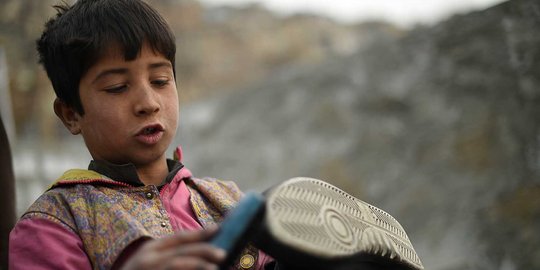 Kisah Sameiullah, bocah berjuang demi keluarga dengan nyemir sepatu