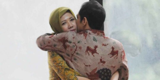 Jelang sidang tuntutan, Wali Kota Palembang & istri asyik bermesraan