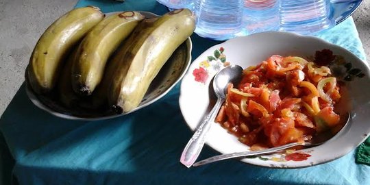 Mencicipi uniknya pisang luan sambal tomat asal Malaka NTT