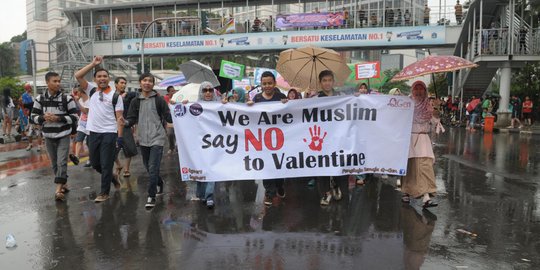 Cowok di Surabaya perlahan tarik pakaian kekasihnya di tempat umum