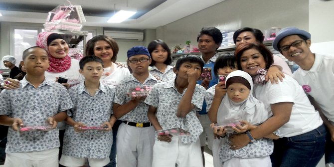 Keceriaan siswa difabel buat cokelat kasih sayang 