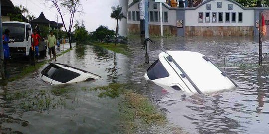 Jalan tergenang banjir, mobil Fortuner nyemplung Sungai Madukoro