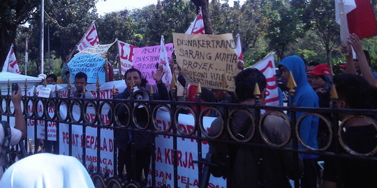 Lapak digusur, pedagang Pasar Santa geruduk balai kota