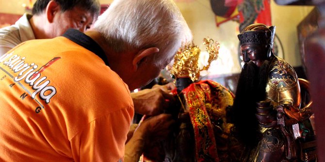 Jelang Imlek, patung dewa & altar Kelenteng Eng An Kiong dibersihkan