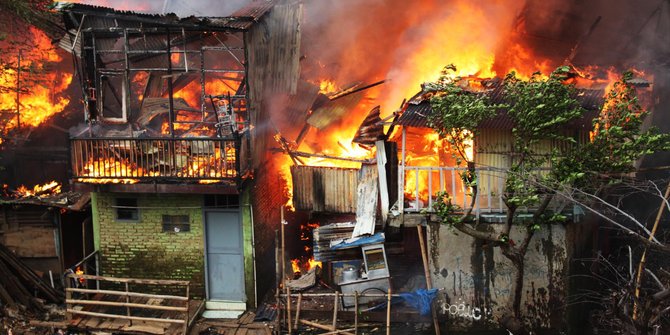 Kipas angin korslet, 4 rumah di Semarang ludes terbakar