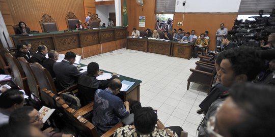 Adu argumen pengacara Komjen Budi dengan saksi KPK bikin tertawa