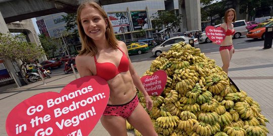 Dua aktivis AS pakai bikini promosikan makan pisang di Thailand