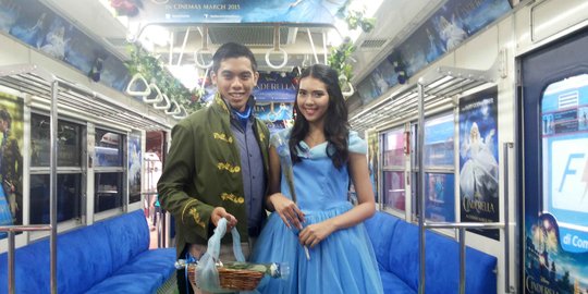 Menikmati perjalanan KRL Kota-Bogor di gerbong cantik Cinderella