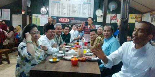 Suasana cair Jokowi dan pimpinan KIH makan bareng di Soto Gading
