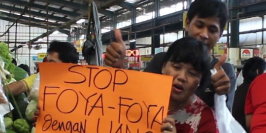 Dukung KPK, pedagang di pasar BSD berfoto selfie