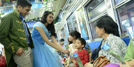 Hari Valentine, Cinderella bagikan mawar ke penumpang KRL