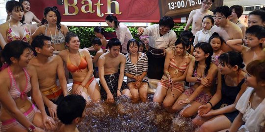 Sensasi mandi cokelat bersama orang terkasih saat Hari Valentine