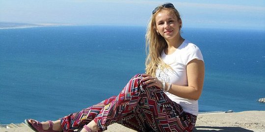 Wanita cantik tewas akibat kejatuhan iPhone saat mandi