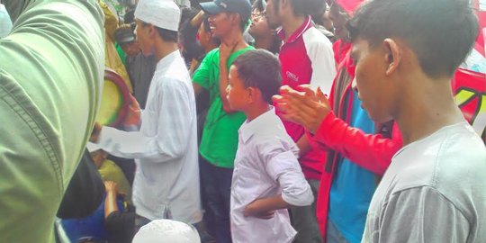 Di tengah massa Komjen Budi, ada bocah berpakaian SD ikut demo