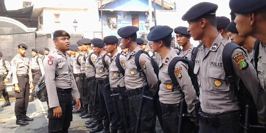Senang Komjen BG menang, polisi cukur rambut di PN Jaksel