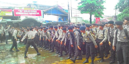 Polisi pendukung Komjen Budi langsung joget komando di PN Jaksel