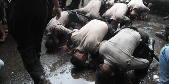 Rayakan kemenangan BG, polisi rela sujud syukur di jalanan becek