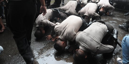 Indonesia rusak saat polisi & politisi lawan gerakan anti-korupsi