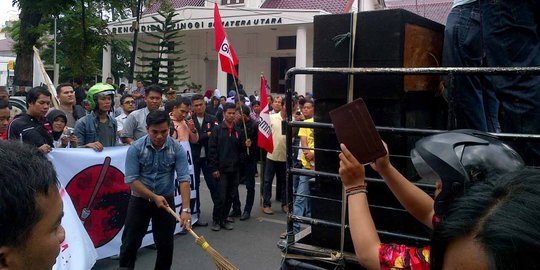 Komjen BG menang, aktivis Medan demo bakar ban di depan pengadilan