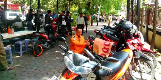 Parkir sembarangan puluhan sepeda  motor di  Solo  digembok 