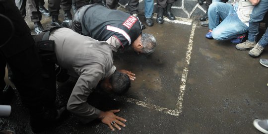 Polisi sujud syukur di sidang Komjen BG, spontan atau perintah?