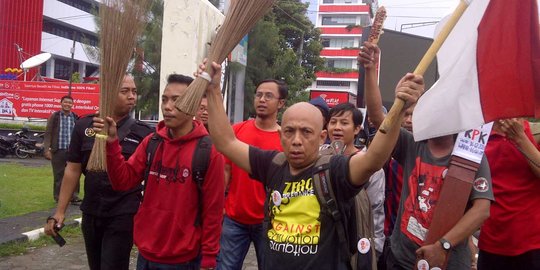 Tolak putusan Hakim Sarpin, pendemo di Semarang sapu & sikat jalanan