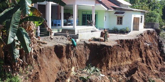 Tebing retak puluhan rumah  di Kediri terancam longsor 