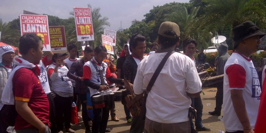 Demonstran dukung Jokowi lantik BG menggema di depan Istana