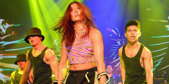 Usai dipeluk Agnez Mo, dancer berperut six pack ini buka baju