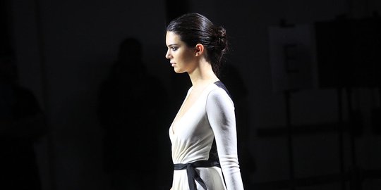 Pesona Kendall Jenner berlenggang di catwalk New York Fashion Week