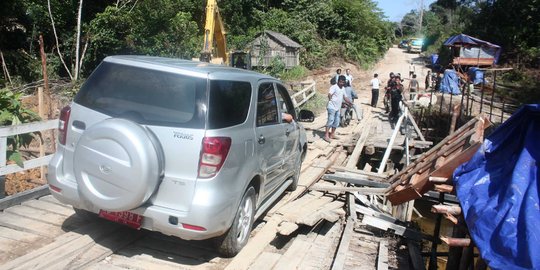 Nestapa hidup di desa, jalanan rusak sampai tak ada listrik