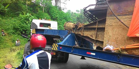  Truk  trailer terperosok di Ngantang Jalur Malang Kediri 