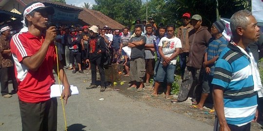 Ribuan warga lereng Merapi blokir jalan tolak penambangan pasir liar