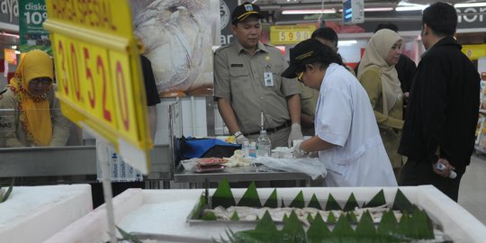 Jelang Imlek, Dinas Peternakan sidak makanan di Carrefour