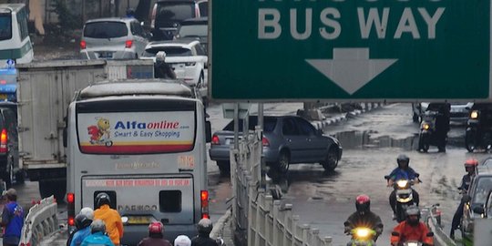 Kerendam banjir, busway yang rusak segera diperbaiki Ahok