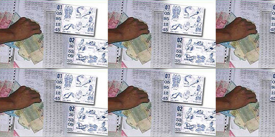 Sambil Gandeng 2 Anak, Wanita Penjual Togel Digiring Ke Polres | Merdeka.com