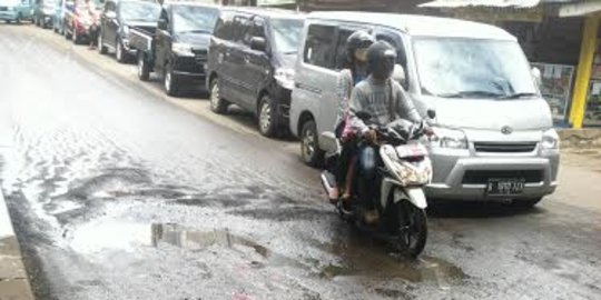 Akibat banjir, jalan berlubang bertebaran di Jakarta Timur